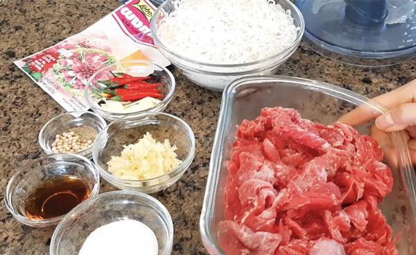 Cách trộn hỗn hợp nem chua thịt bò