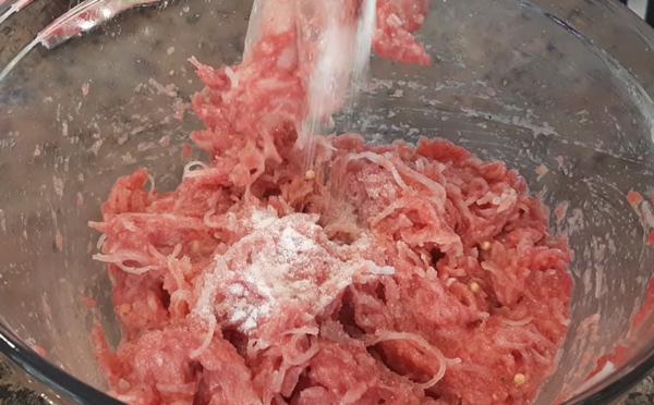 Cách làm nem chua thịt bò với gói gia vị làm nem chua