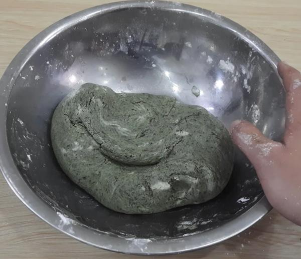 Cách nhồi bánh gai từ bột lá gai khô