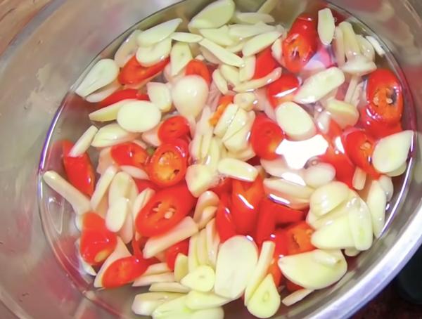Cách làm tỏi ớt ngâm chua ngọt